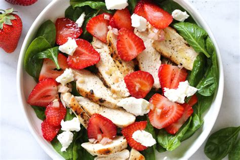 Ensalada de fresas, pollo y queso de cabra