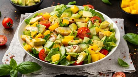 Ensalada de pollo y aguacate con mango