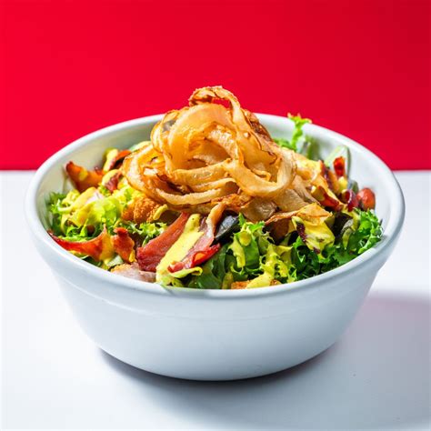 Ensalada con pollo crujiente, mostaza y miel