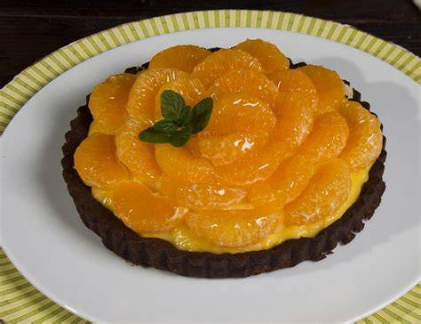 Porción de tarta de mandarina y chocolate