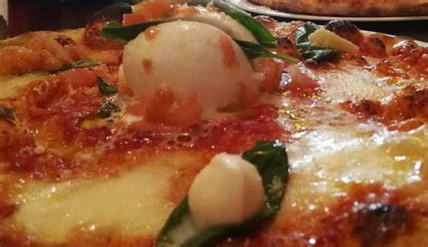Pizza de Plazale Pizzeria