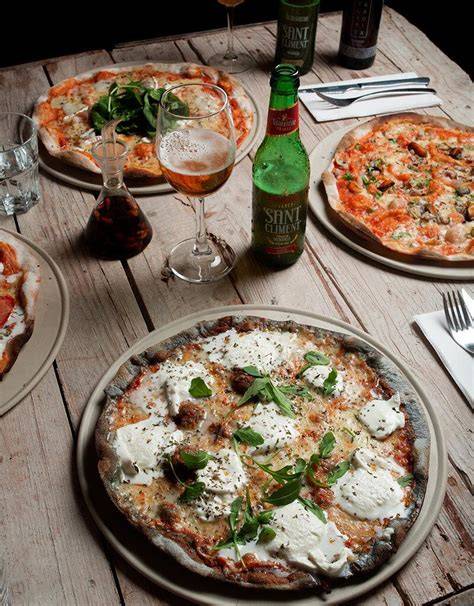 Variedad de pizzas napolitanas y cervezas artesanales en GRADI Pizza