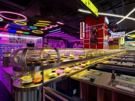 Interior de un restaurante de running sushi con una cinta transportadora