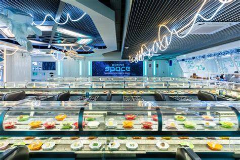 Ambiente de un restaurante de running sushi con temática espacial