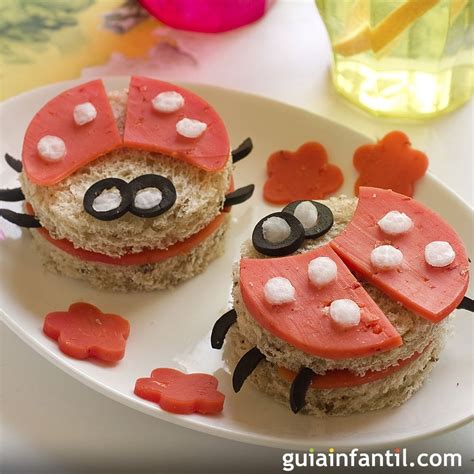 Niños comiendo sándwiches con formas divertidas