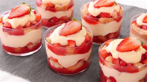 Vasitos de tiramisú de fresa y leche condensada