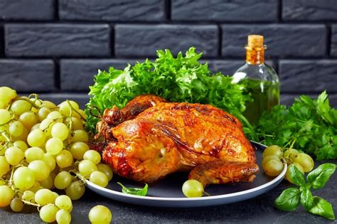 Pollo asado con uvas y hierbas