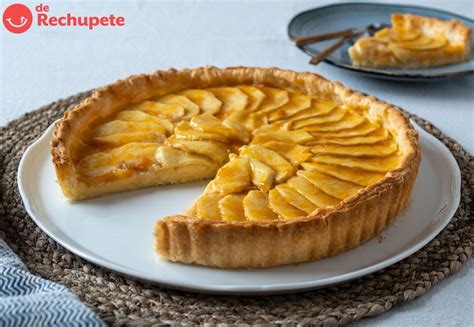 Molde con tarta de manzana horneada