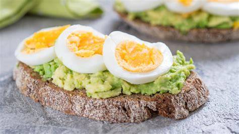 Tostadas de pan integral con aguacate y huevo