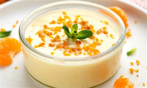 Postre de mandarina servido en recipientes individuales