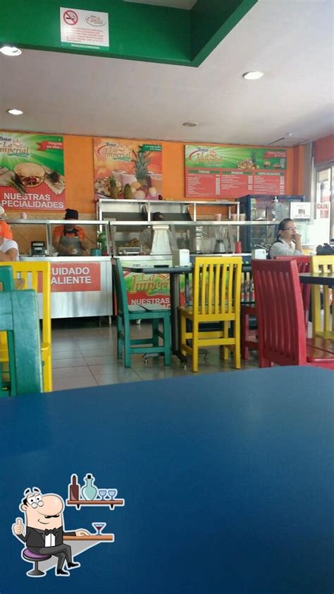 Interior de Restaurante Tortas Varas con clientes