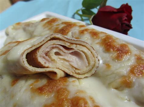 Crepes de jamón y queso con salsa bechamel