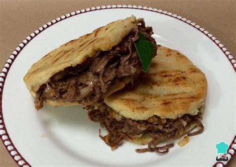 Arepas rellenas de carne molida servidas