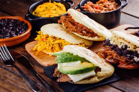 Plato típico de arepas venezolanas servidas en una mesa