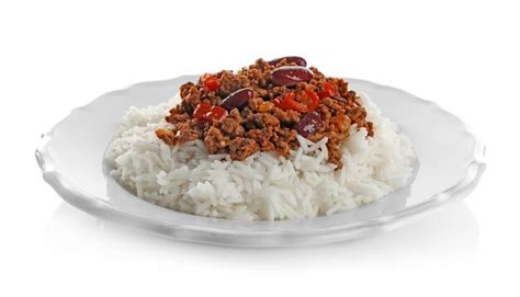 Plato de chili con carne servido con totopos