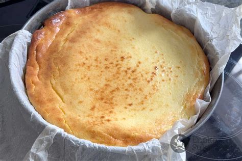 Tarta de queso curado con un corte que muestra su interior cremoso