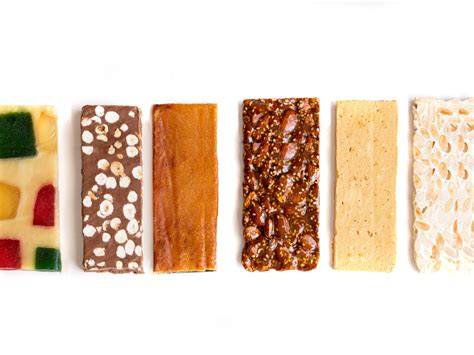 Ilustración de diferentes tipos de turrones Lacasa con etiquetas de sus sabores.