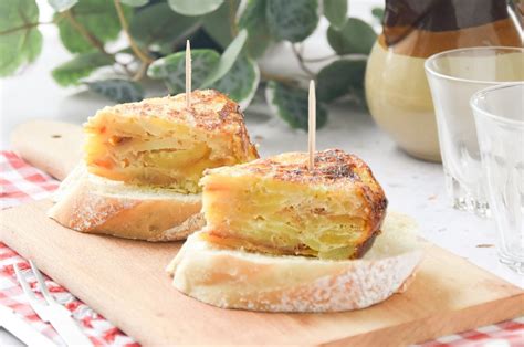 Imagen de un pincho de tortilla de patata servido en un bar español