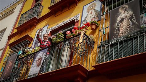 Saeteros en un balcón durante la Semana Santa