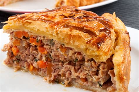 Montagem de uma torta salgada em uma forma redonda com massa folhada, brócolis e mussarela