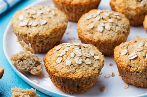 Ilustración de muffins de avena y banano