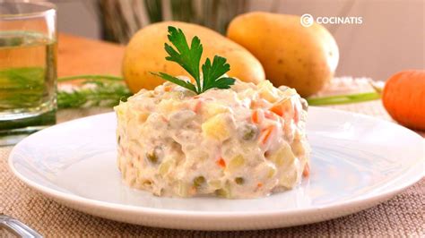 Detalle de una ensaladilla rusa cremosa