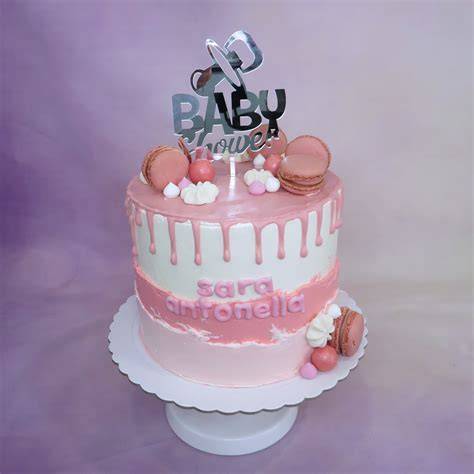 Tarta de baby shower con figura de bebé en trona
