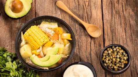 Primer plano de papas criollas, ingrediente clave del ajiaco