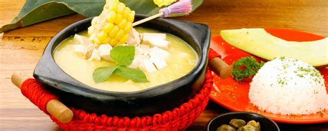 Plato de Ajiaco Colombiano servido con sus toppings