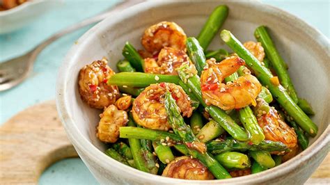Plato de espárragos salteados con gambas