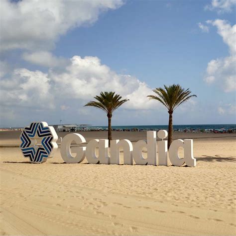 Vista panorámica de la Playa de Gandía con restaurantes en primera línea