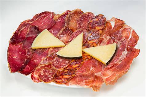 Variedad de embutidos ibéricos cortados