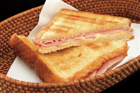 Esquema de un sándwich mixto con capas de jamón y queso