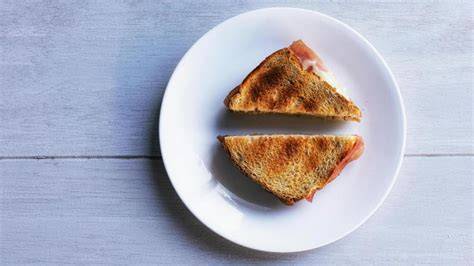 Sándwich mixto recién hecho y cortado en diagonal