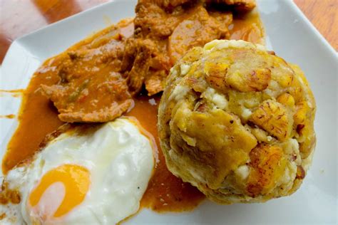 Platos típicos ecuatorianos con carne