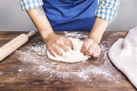 Persona amasando pan de yuca