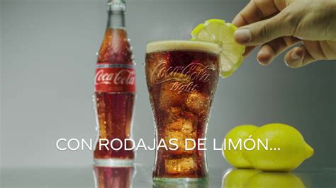 Vaso de Coca-Cola con limón sin gas
