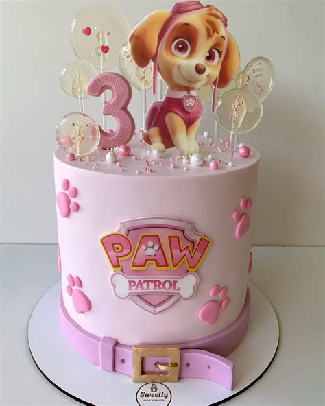 Pastel de cumpleaños de Skye de PAW Patrol con temática aérea