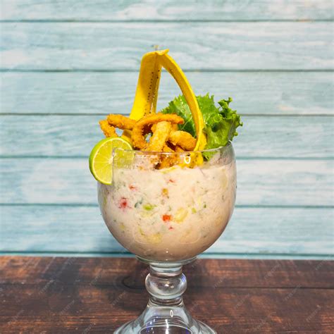 Primer plano de leche de tigre con trozos de pescado y verduras