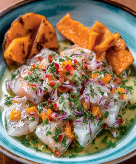 Plato de ceviche peruano con leche de tigre y acompañamientos