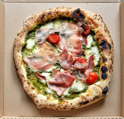 Pizza artesanal recién horneada en O Mamma Mia