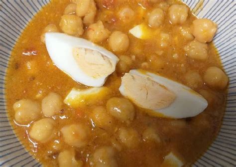 Plato de garbanzos guisados con huevo duro