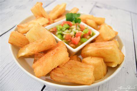 Yuca cruda y yuca frita
