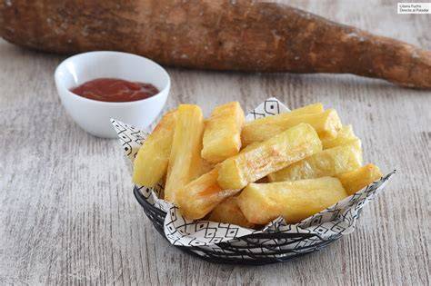 Yuca frita dorada en un plato