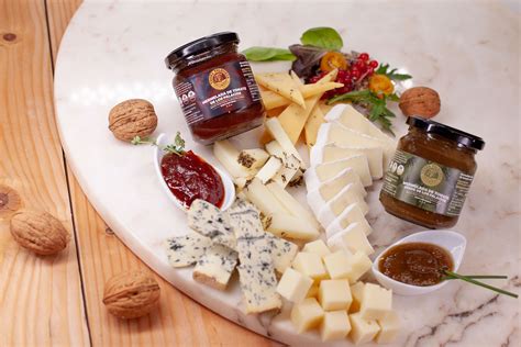 Tabla de quesos con mermelada de tomate