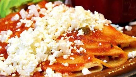 Plato de entomatadas mexicanas