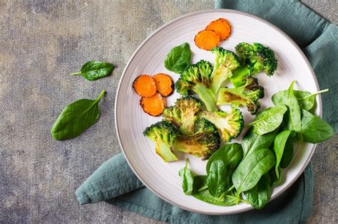 primer plano de brócoli y pimientos rojos ricos en vitaminas