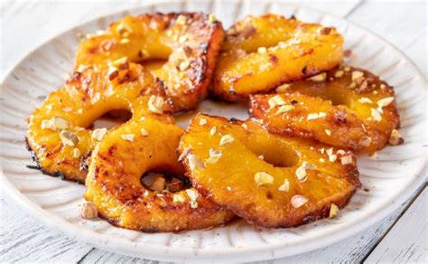 Piña asada caramelizada en un kamado