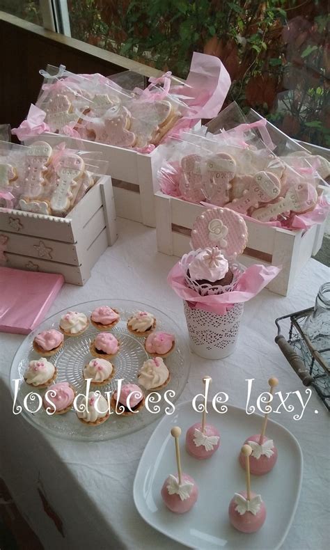 Mesa dulce con cupcakes, cakepops y galletas personalizadas de Sweet Days