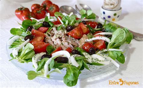 Montaje de una ensalada de perdiz escabechada con canónigos y frutas